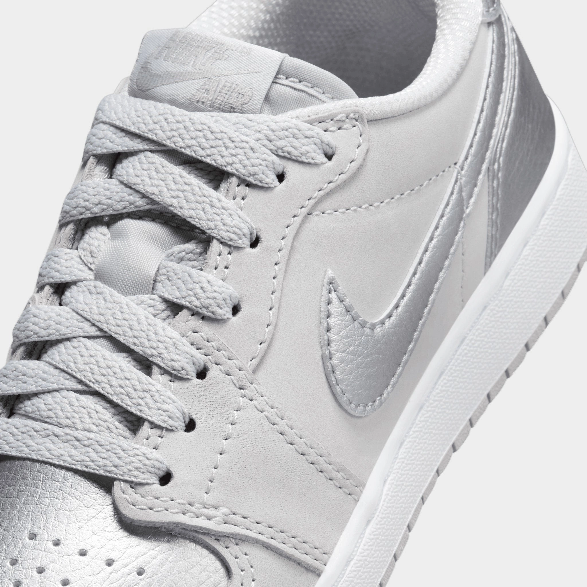 Jordan 1 Retro Low OG GS Neutral Grey / Metallic Silver - White